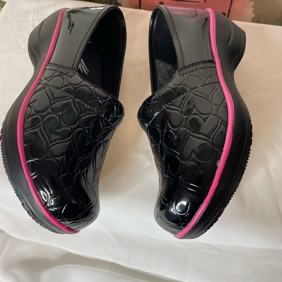 Smitten patent leather heartthrob slip resistant clog Sz 36 - Picture 5 of 9